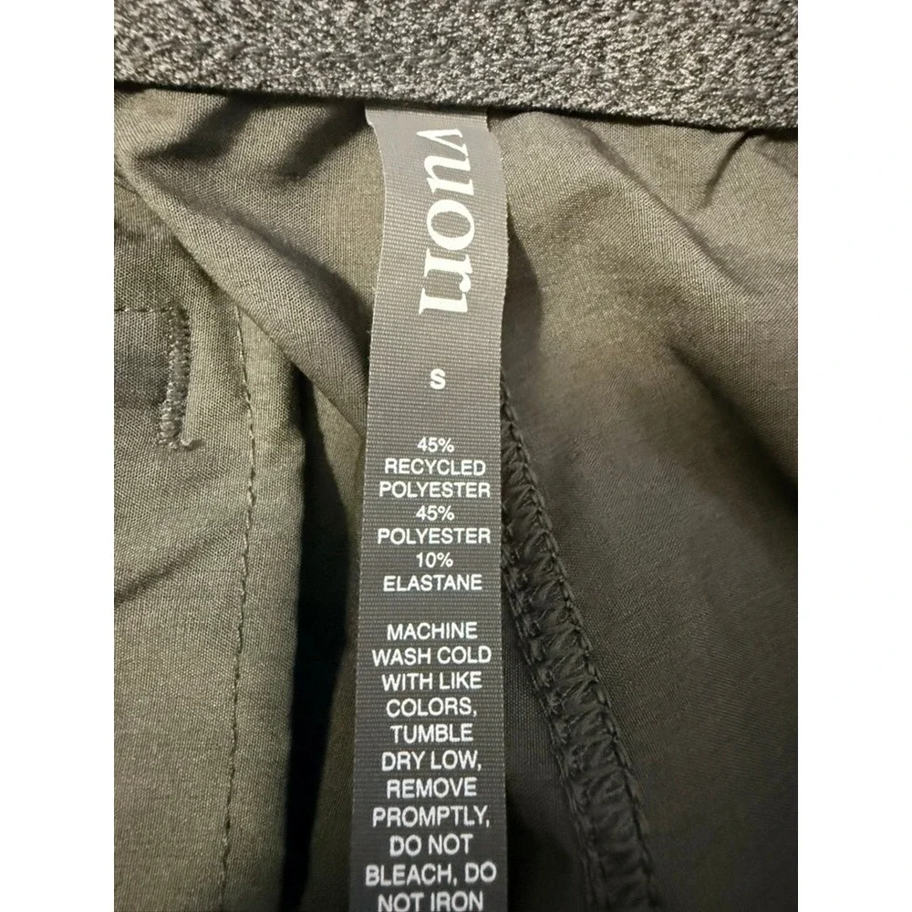 Vuori Banks Shorts Mens Small Charcoal Linear Stripe Grey Boardshorts V330 7in